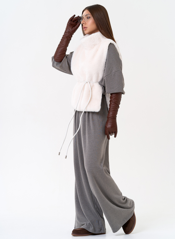 Женская манишка из эко меха в светлом цвете