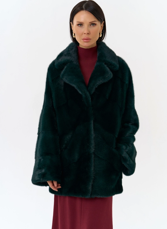 Шуба из меха норки с английским воротником в зеленом цвете