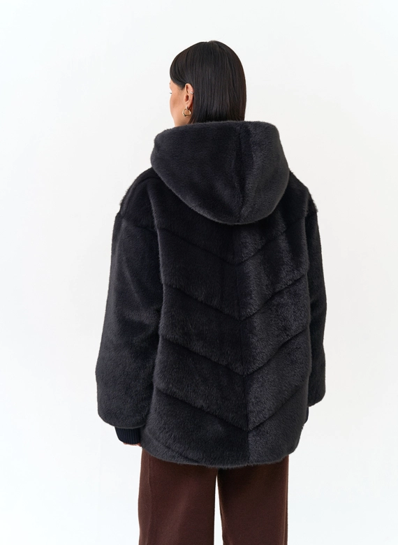Куртка из эко меха с капюшоном фото