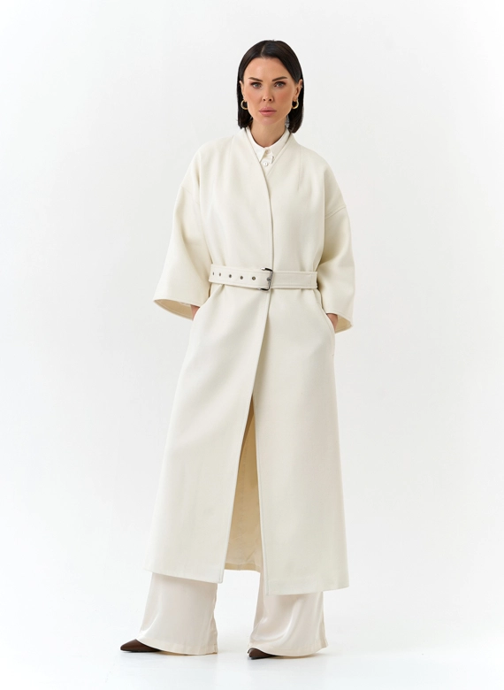 Женское пальто белого цвета