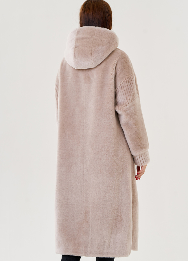 Длинное пальто из эко меха модель № 23579 в кредит