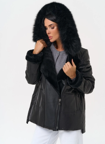 Короткий пуховик из натуральной кожи с капюшоном