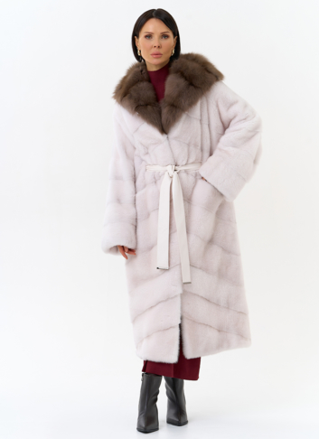 Белая шуба из меха норки с капюшоном из меха куницы