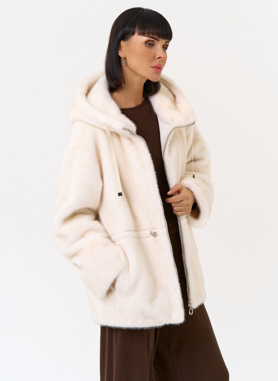 Женская светлая куртка из эко меха с капюшоном