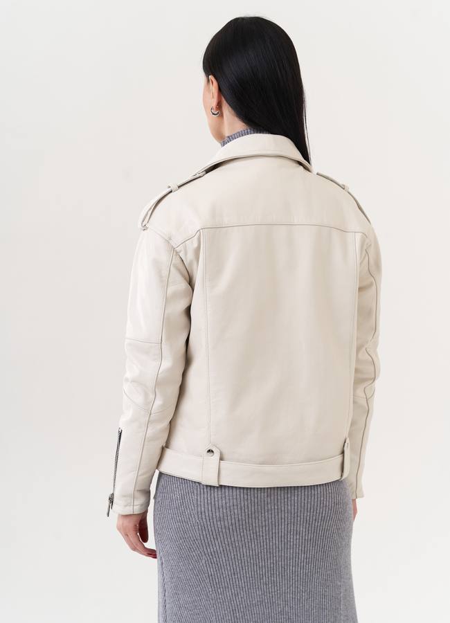 Светлая кожаная куртка 