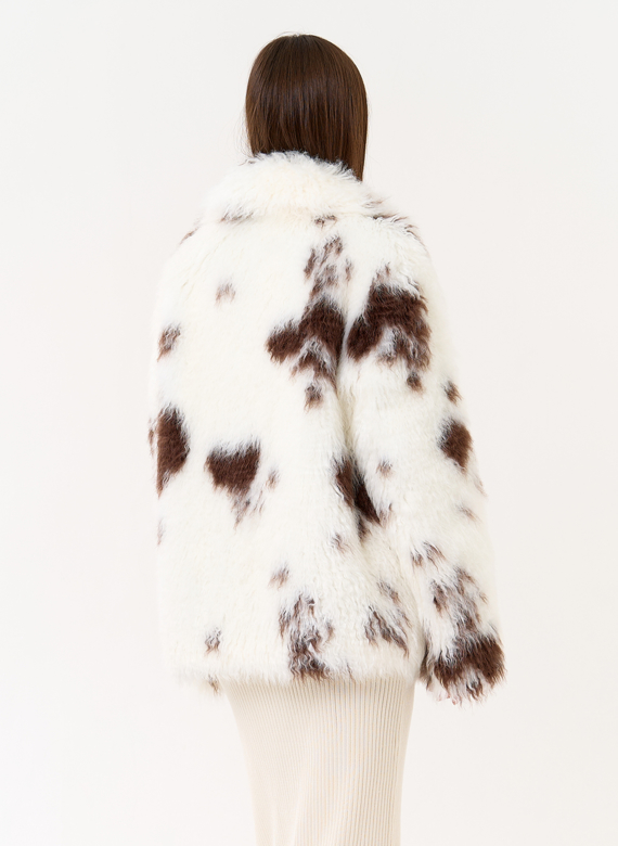 Женская шуба из эко меха с анималистическим принтом