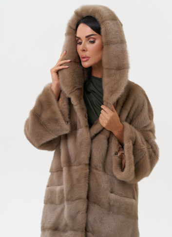 Короткая шуба из норки с капюшоном