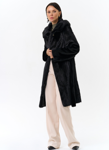 Норковая шуба с капюшоном и поясом черного цвета