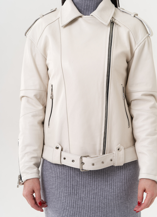 Светлая кожаная куртка 